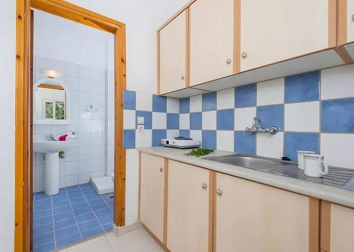 Tamar Apartments, בית הארחה 3*