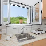 Tamar Apartments, بيت ضيافة اليكاناس