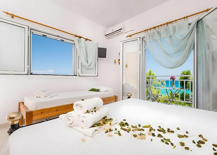Tamar Apartments, 3*